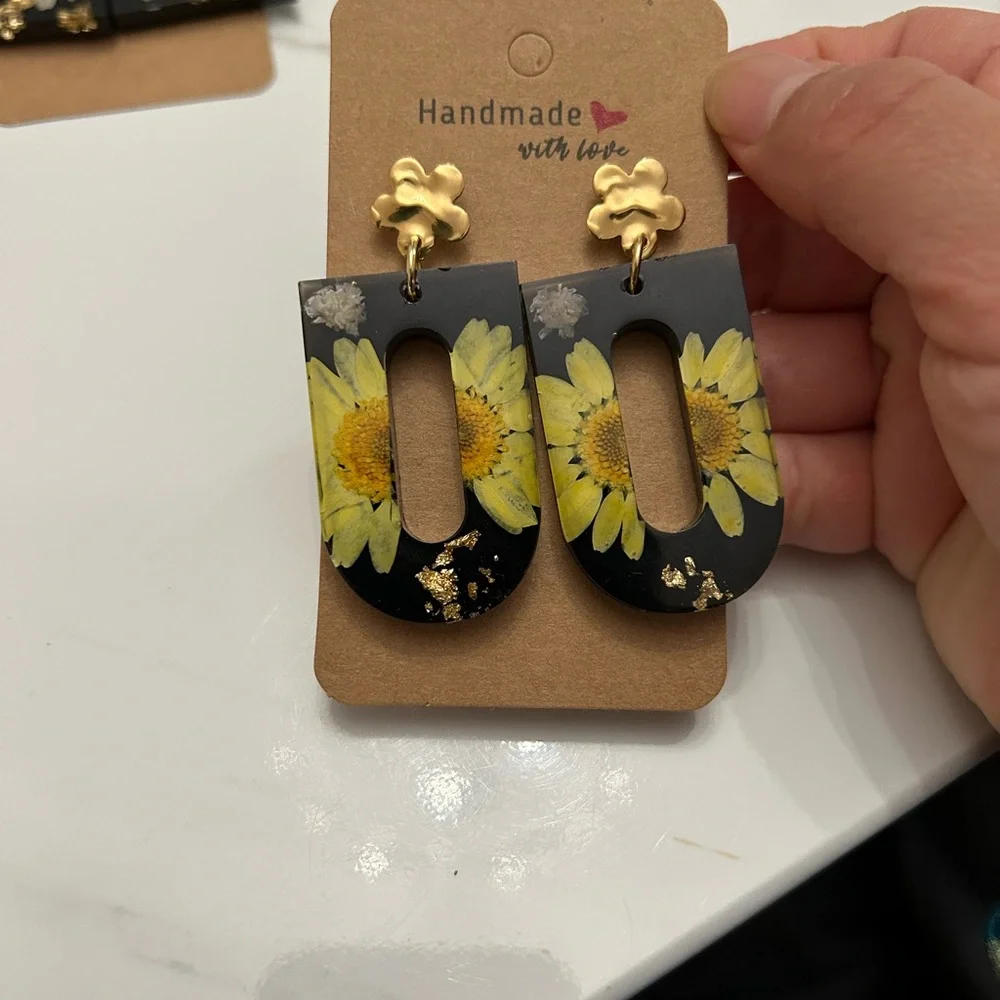 Daisy Flower Natural Resin Earrings - Picture 3 of 3